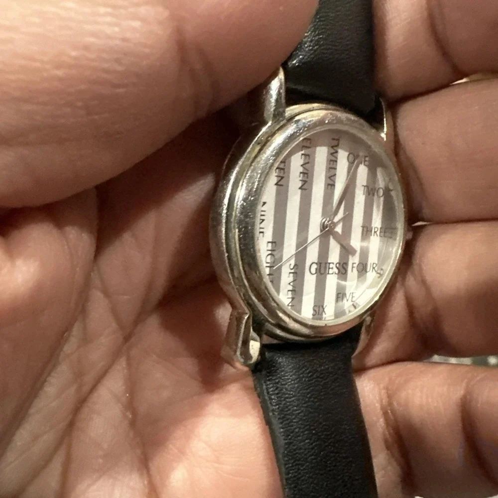 Working Vintage Guess Unisex Watch 1993 Silver Tone Gray Fancy Dial 34mm Fit 7.5